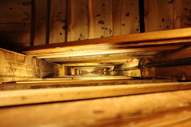 escalera de madera con pasamanos de madera